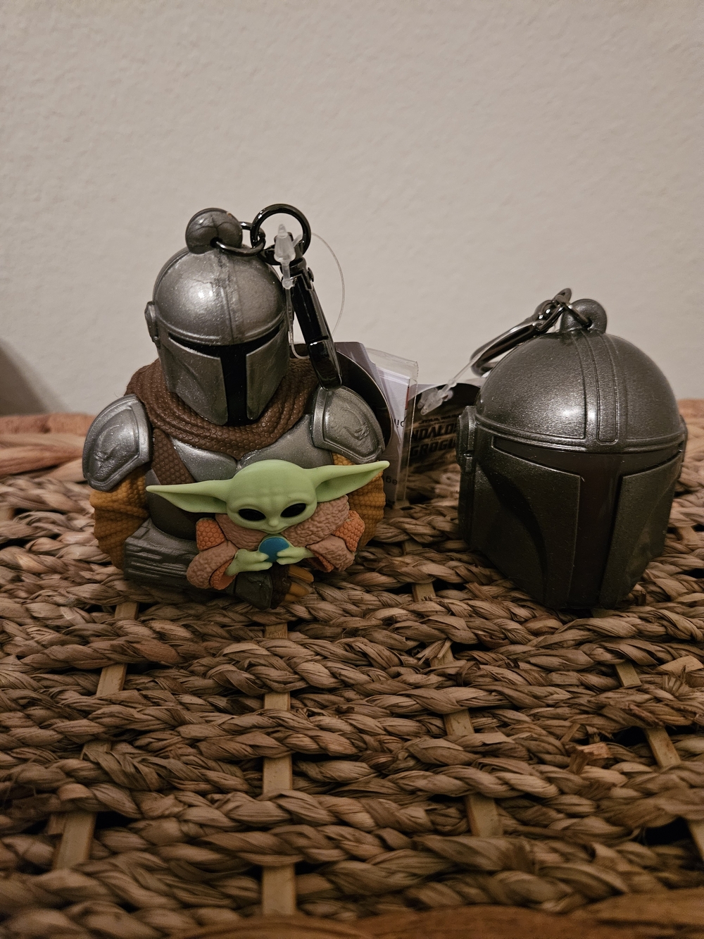 I Talk Wath Video Bath & Body Works Metal Helmet & Green Character Keychain Set